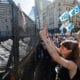 Una mujer muestra un letrero durante una manifestación estudiantil en Buenos Aires (Argentina). EFE/ Juan Ignacio Roncoroni