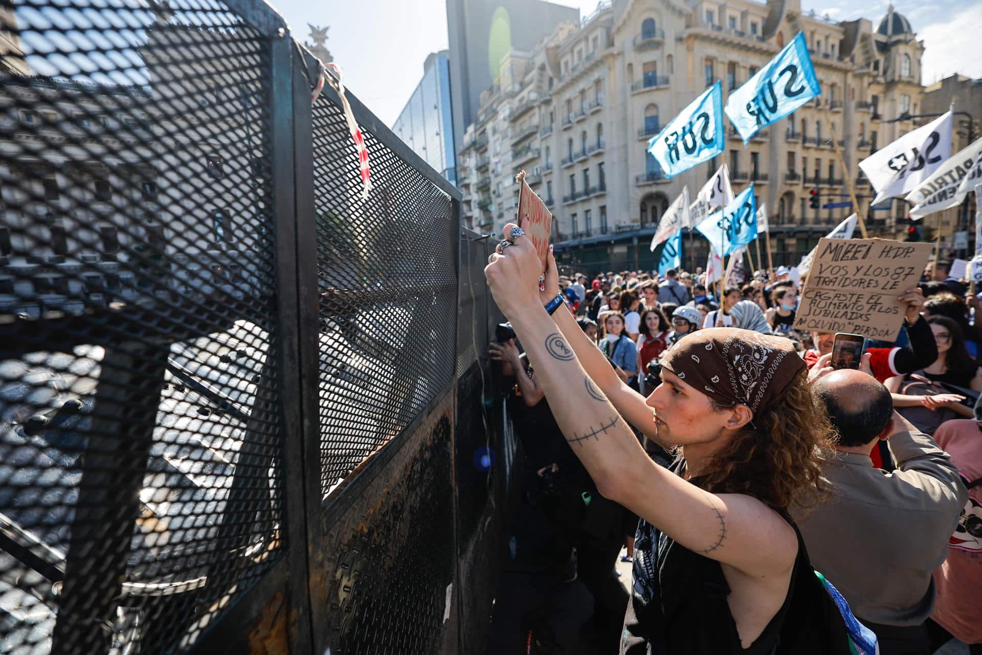 Una mujer muestra un letrero durante una manifestación estudiantil en Buenos Aires (Argentina). EFE/ Juan Ignacio Roncoroni