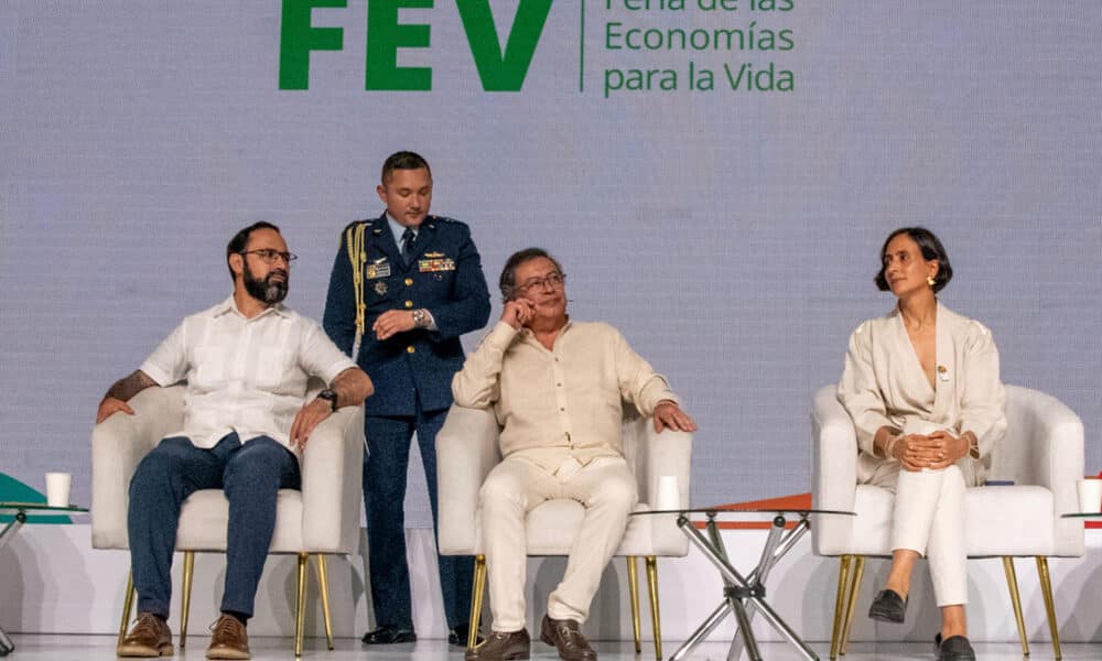 Fotografía cedida por la presidencia de Colombia del presidente Gustavo Petro (c), la ministra de Ambiente y Desarrollo Sostenible, Susana Muhamad, y el ministro de Minas y Energía, Andrés Camacho (d), durante la clausura de la Feria de las Economías para la Vidaen Barranquilla (Colombia). EFE/ Presidencia De Colombia SOLO USO EDITORIAL/NO VENTAS/SOLO DISPONIBLE PARA ILUSTRAR LA NOTICIA QUE ACOMPAÑA/CRÉDITO OBLIGATORIO