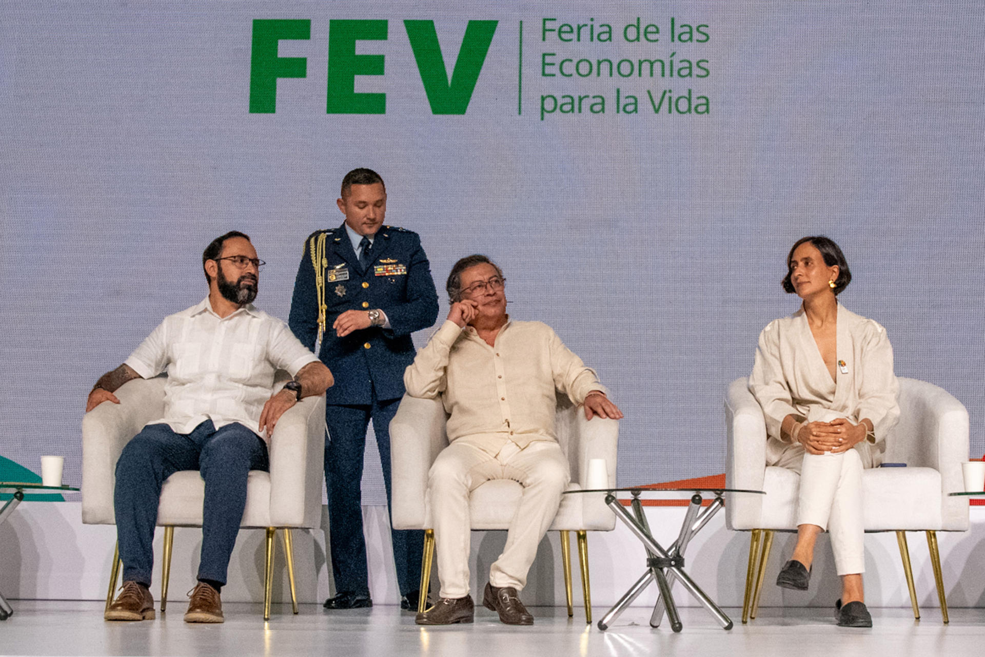 Fotografía cedida por la presidencia de Colombia del presidente Gustavo Petro (c), la ministra de Ambiente y Desarrollo Sostenible, Susana Muhamad, y el ministro de Minas y Energía, Andrés Camacho (d), durante la clausura de la Feria de las Economías para la Vidaen Barranquilla (Colombia). EFE/ Presidencia De Colombia SOLO USO EDITORIAL/NO VENTAS/SOLO DISPONIBLE PARA ILUSTRAR LA NOTICIA QUE ACOMPAÑA/CRÉDITO OBLIGATORIO