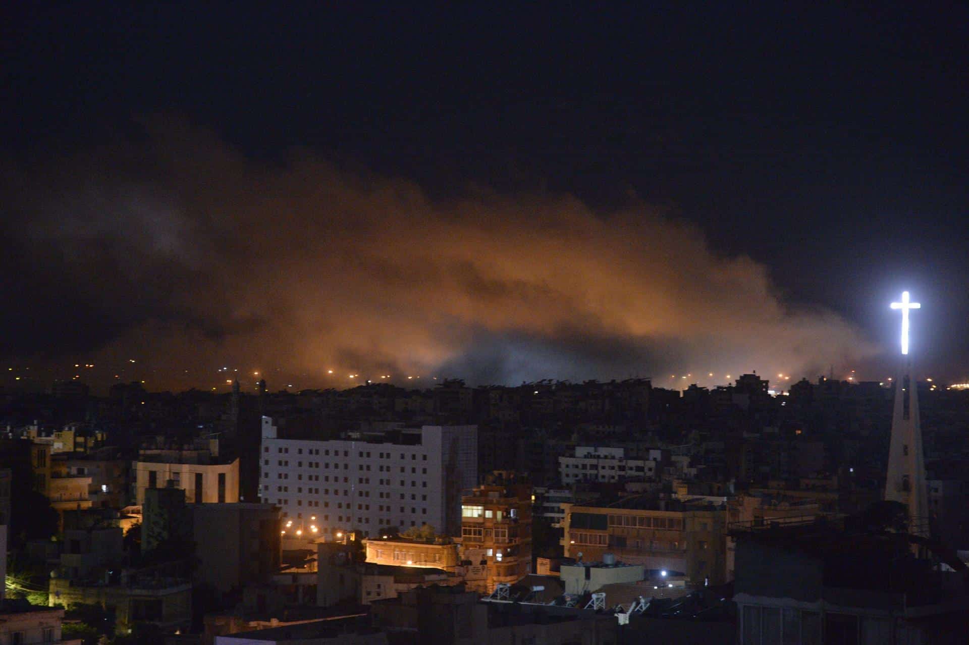 El humo se eleva tras un ataque aéreo israelí en el Dahye, un suburbio en el sur de Beirut, Líbano, a última hora del 20 de octubre de 2024. EFE/EPA/WAEL HAMZEH