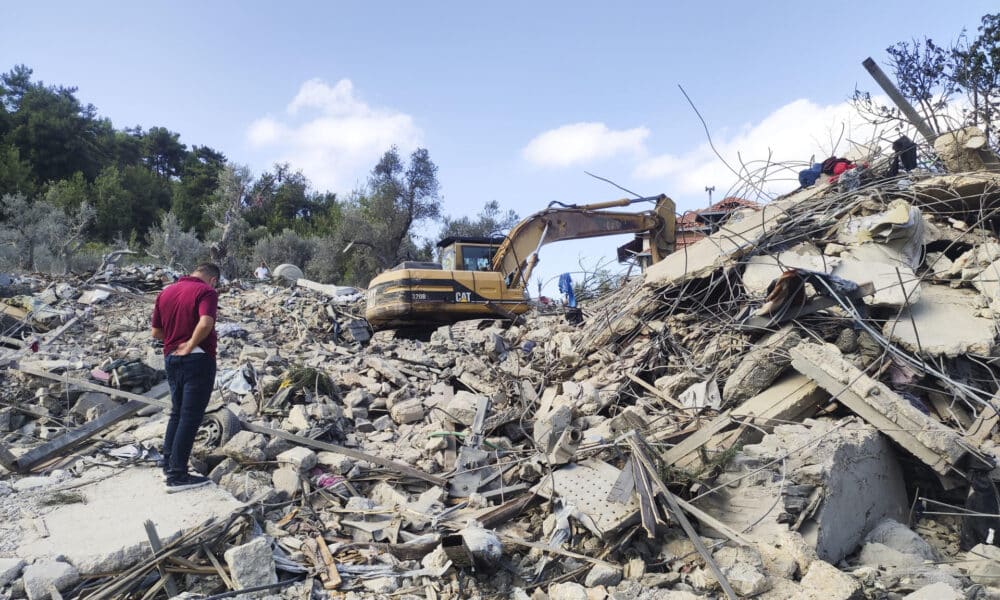 Lugar del bombardeo israelí que el lunes dejó al menos 21 muertos en Aitou, en el norte del Líbano, donde continúan las labores de desescombro y búsqueda de posibles desaparecidos. EFE/Noemí Jabois