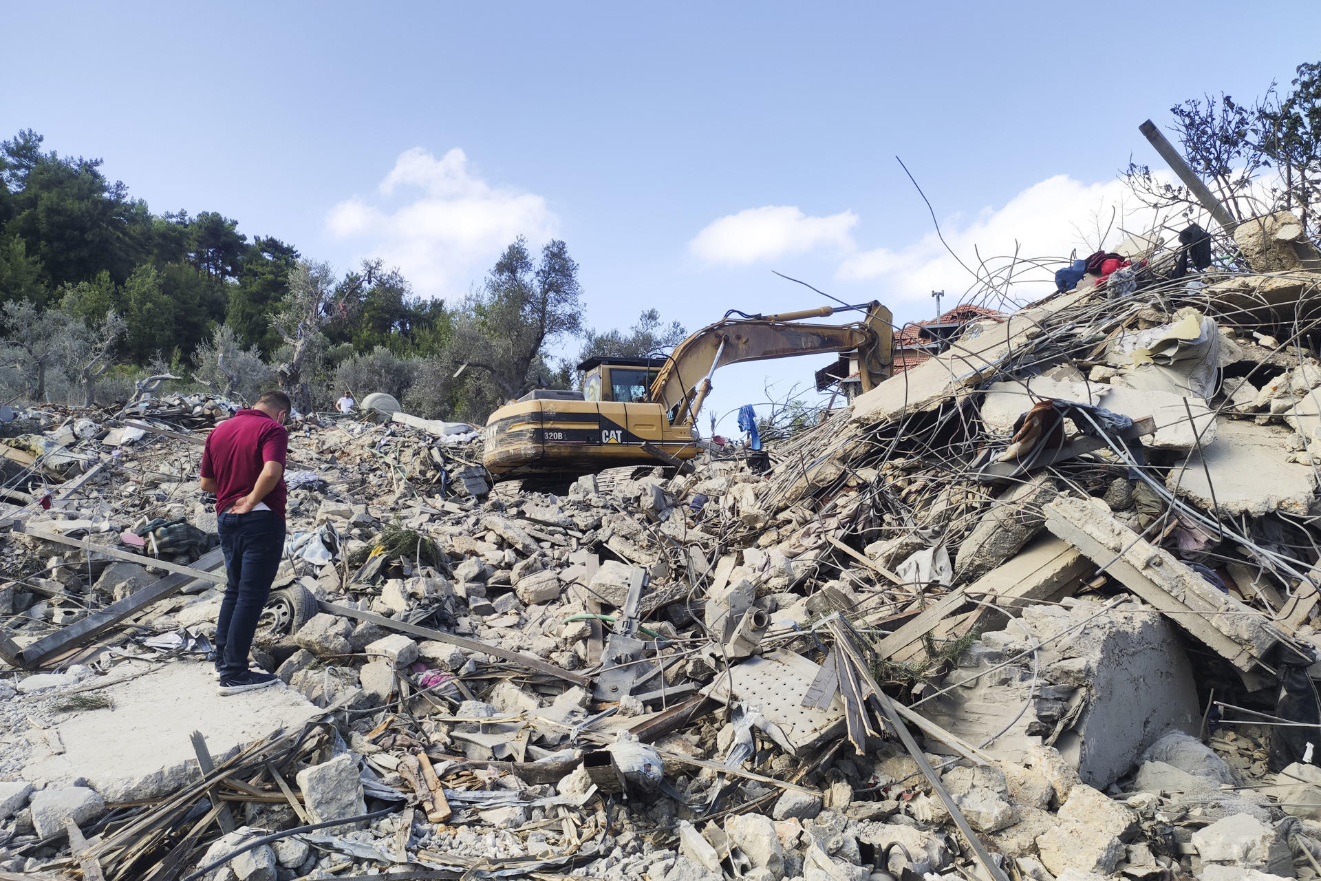 Lugar del bombardeo israelí que el lunes dejó al menos 21 muertos en Aitou, en el norte del Líbano, donde continúan las labores de desescombro y búsqueda de posibles desaparecidos. EFE/Noemí Jabois