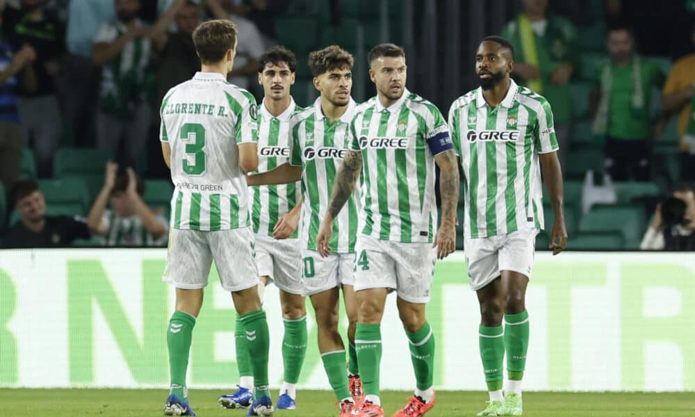 El delantero del Betis Ez Abde (c) celebra con sus compañeros tras anotar un gol ante el FC Copenhague este jueves, jornada 2 de la Liga Conferencia, entre el Rel Betis y el Football Club Copenhague, en el estadio Benito Villamarín de Sevilla. EFE/ Julio Muñoz