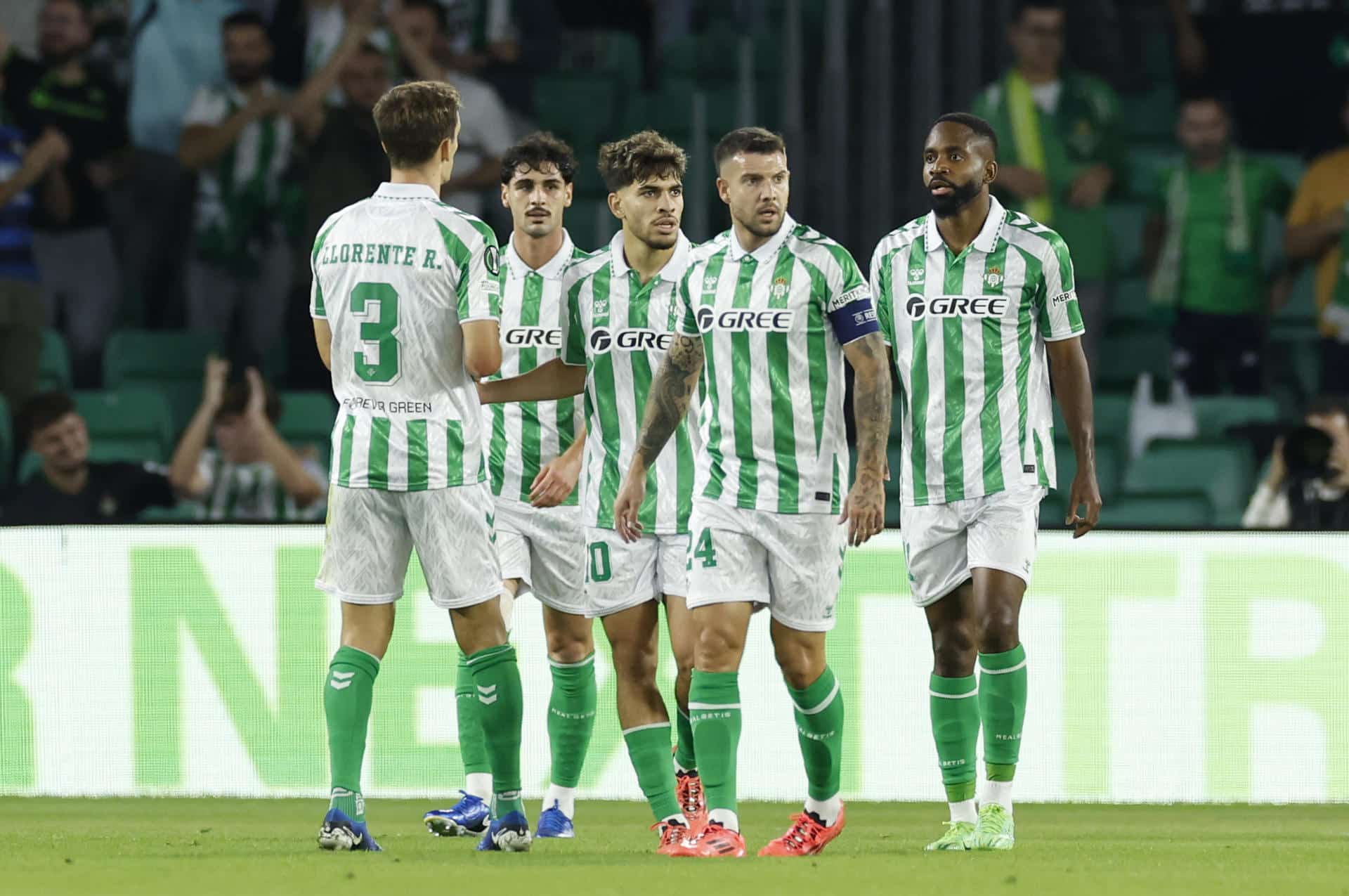 El delantero del Betis Ez Abde (c) celebra con sus compañeros tras anotar un gol ante el FC Copenhague este jueves, jornada 2 de la Liga Conferencia, entre el Rel Betis y el Football Club Copenhague, en el estadio Benito Villamarín de Sevilla. EFE/ Julio Muñoz