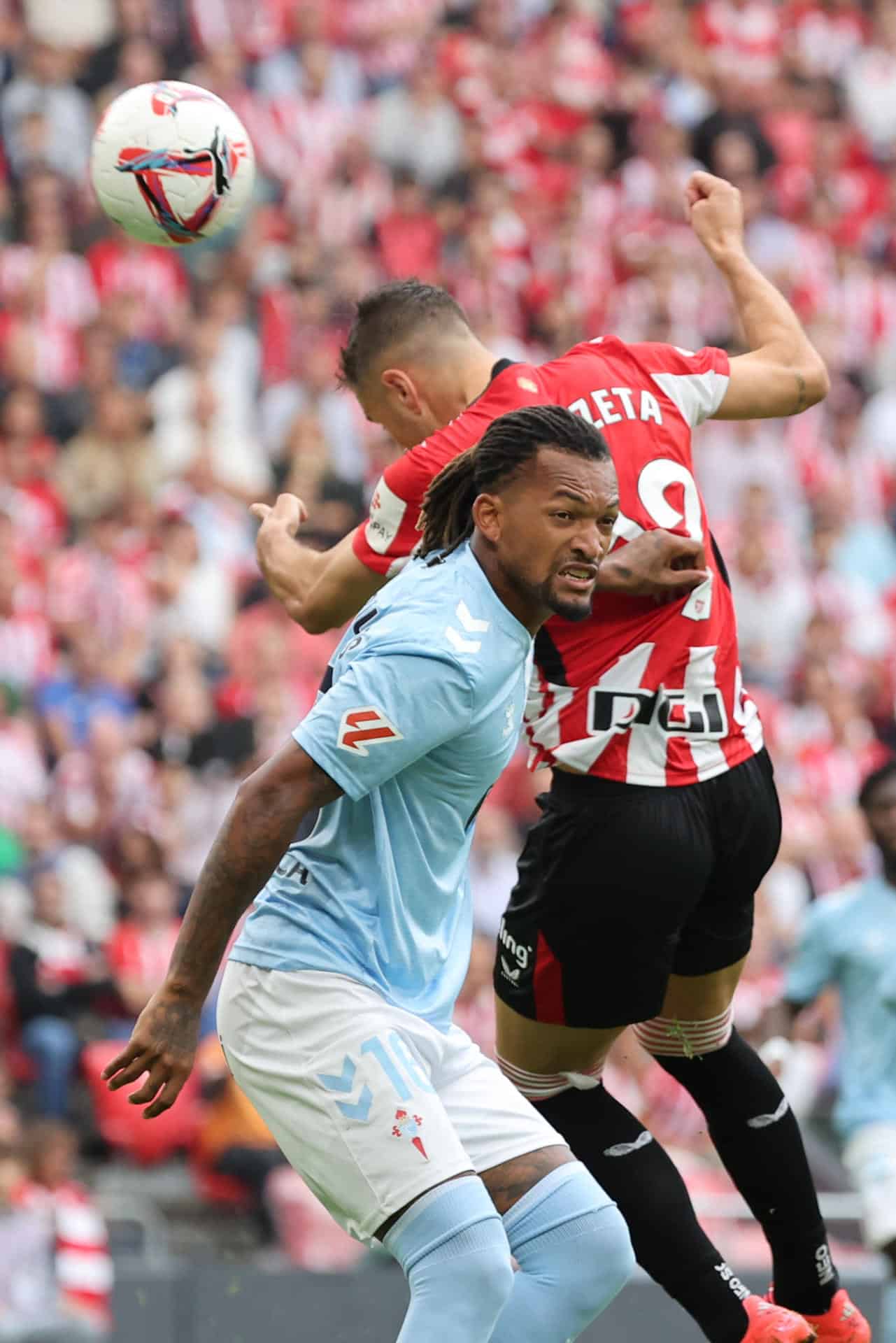 El defensa brasileño del Celta de Vigo Jailson Marques, durante el partido de la jornada 6 de LaLiga en el estadio de San Mamés en Bilbao. EFE/ Luis Tejido