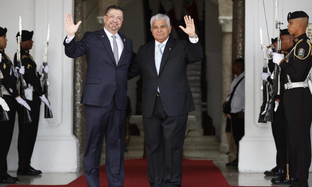 El presidente de Panamá, José Raúl Mulino (der.), saluda junto a su homólogo de Costa Rica, Rodrigo Chaves Robles, antes de una reunión bilateral, en Ciudad de Panamá. EFE/ Bienvenido Velasco ARCHIVO