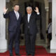 El presidente de Panamá, José Raúl Mulino (der.), saluda junto a su homólogo de Costa Rica, Rodrigo Chaves Robles, antes de una reunión bilateral, en Ciudad de Panamá. EFE/ Bienvenido Velasco ARCHIVO