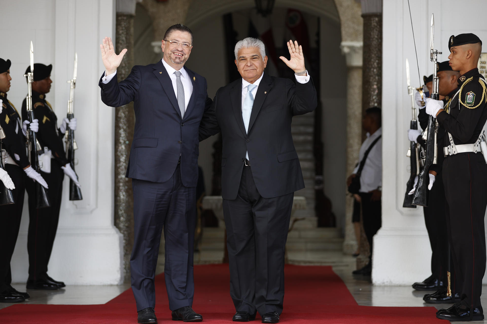 El presidente de Panamá, José Raúl Mulino (der.), saluda junto a su homólogo de Costa Rica, Rodrigo Chaves Robles, antes de una reunión bilateral, en Ciudad de Panamá. EFE/ Bienvenido Velasco ARCHIVO