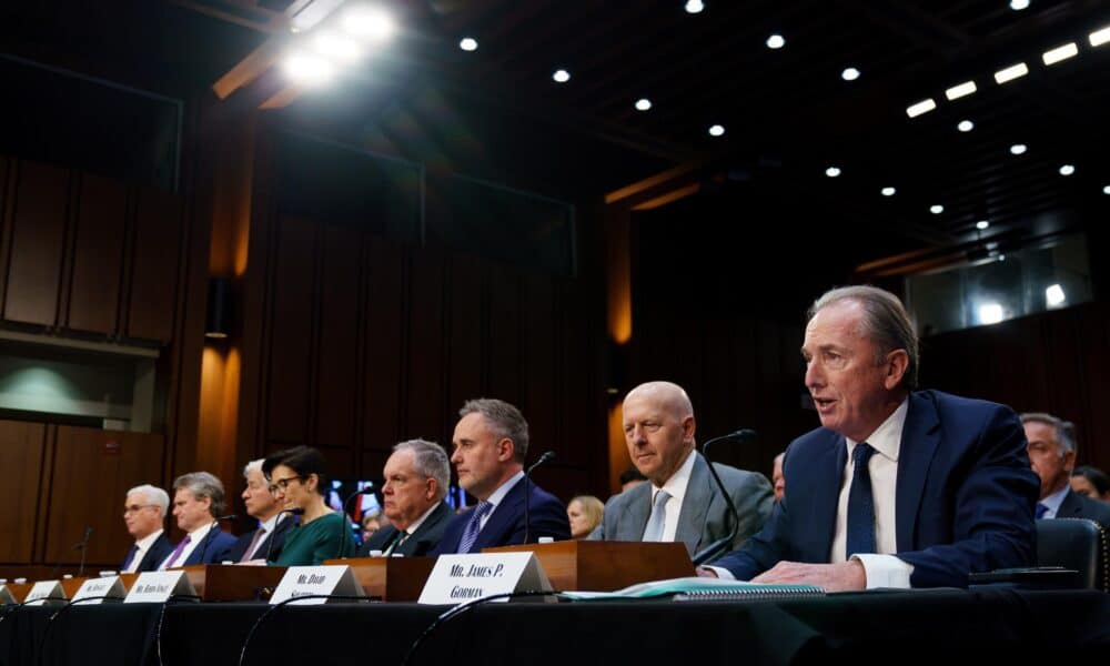 Fotografía de archivo que muestra, desde la izquierda, al presidente y consejero delegado de Morgan Stanley, James Gorman; al consejero delegado de Goldman Sachs, David Solomon; al consejero delegado de BNY Mellon, Robin Vince; al consejero delegado de State Street, Ronald O Hanley; a la consejera delegada de Citigroup, Jane Fraser; al presidente y consejero delegado de JPMorgan Chase, Jamie Dimon; al presidente y consejero delegado de Bank of America, Brian Thomas Moynihan, y al consejero delegado y presidente de Wells Fargo, Charles W. Scharf, durante una audiencia de la Comisión de Banca, Vivienda y Asuntos Urbanos del Senado sobre la supervisión de los bancos de Wall Street, en el Capitolio de Estados Unidos en Washington, DC, EE.UU., el 6 de diciembre de 2023. EFE/EPA/Will Oliver