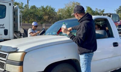 Migrantes venezolanos limpian el parabrisas de un carro, el 10 de octubre de 2024, en un avenida en Aurora (Estados Unidos). EFE/ Alejandra Arredondo