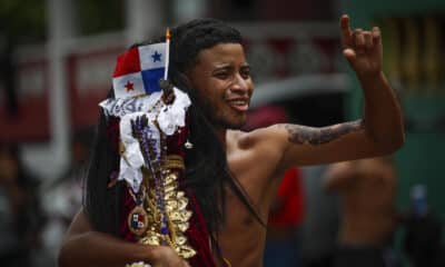 Un peregrino baila en su camino a la iglesia de San Felipe para rendir devoción al 'Cristo Negro de Portobelo' este 21 de octubre de 2024, en Portobelo (Panamá). EFE/Bienvenido Velasco