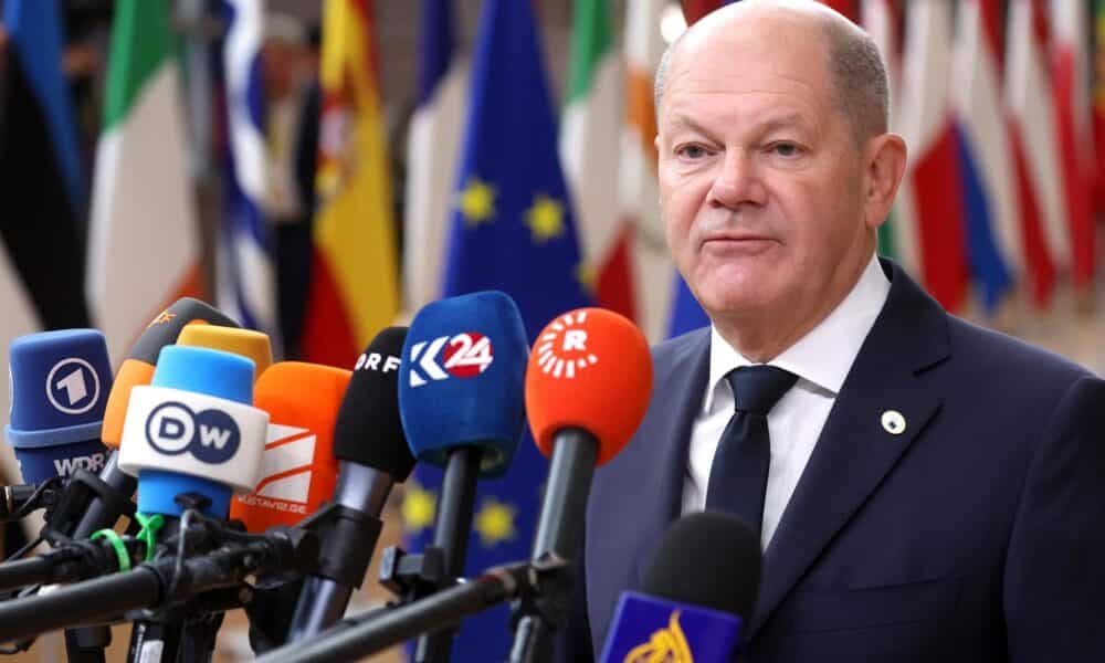 El canciller alemán, Olaf Scholz, a su llegada a la cumbre que los líderes europeos celebran hoy en Bruselas. EFE/EPA/CHRISTOPHER NEUNDORF