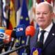 El canciller alemán, Olaf Scholz, a su llegada a la cumbre que los líderes europeos celebran hoy en Bruselas. EFE/EPA/CHRISTOPHER NEUNDORF