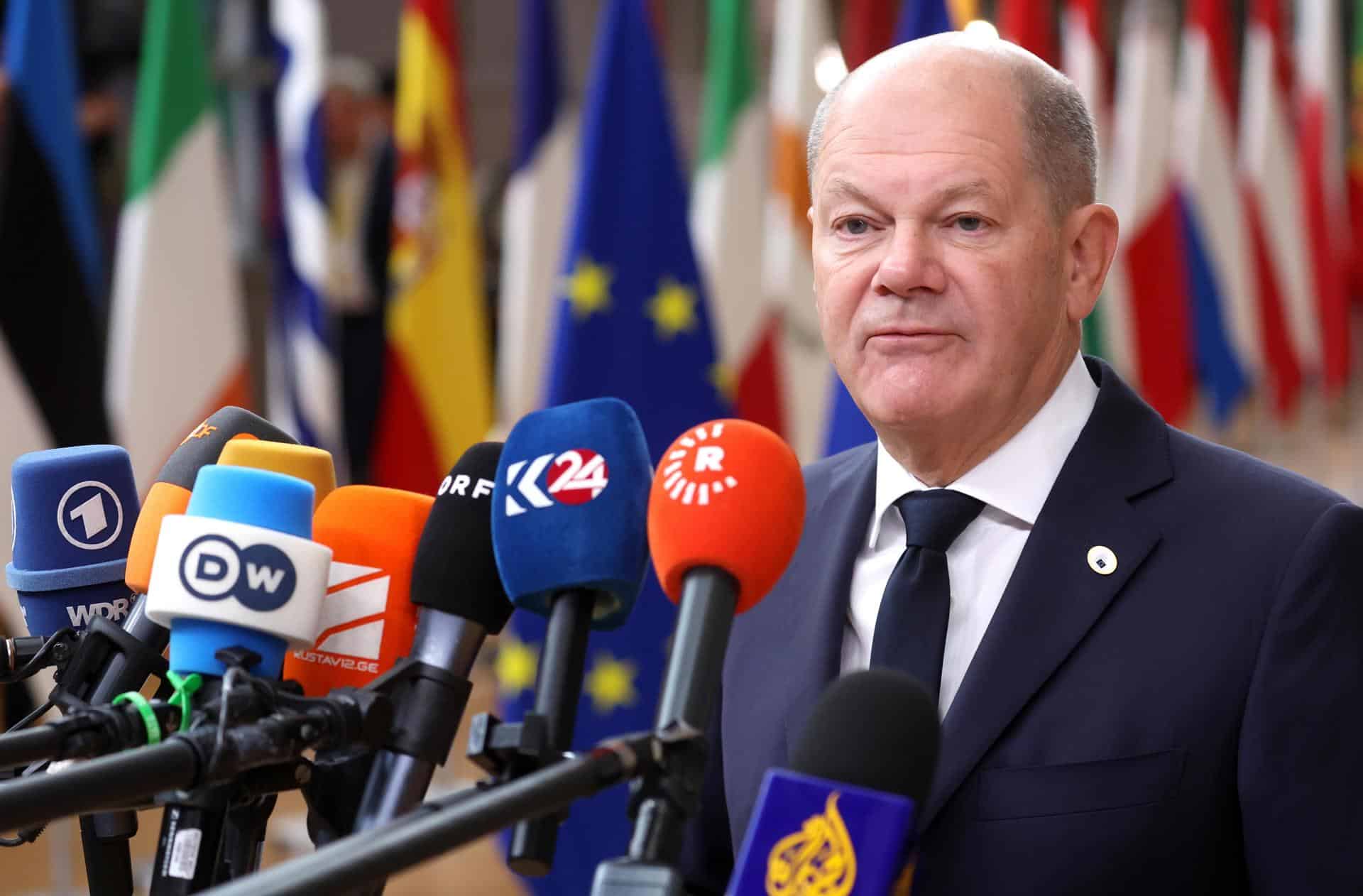 El canciller alemán, Olaf Scholz, a su llegada a la cumbre que los líderes europeos celebran hoy en Bruselas. EFE/EPA/CHRISTOPHER NEUNDORF