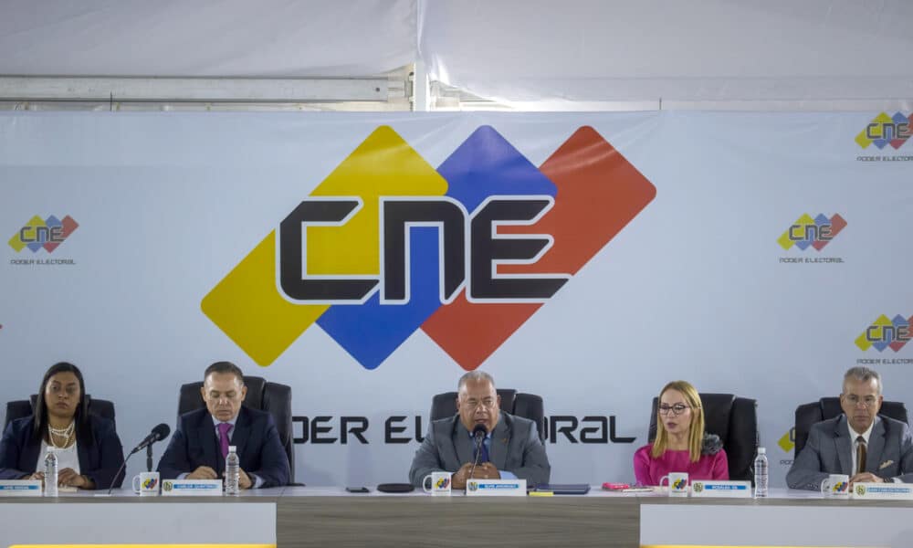 Fotografía de archivo en donde se ven, de izquierda a derecha, los miembros de la directiva del Consejo Nacional Electoral (CNE), Aime Nogal, Carlos Quintero, Elvis Amoroso, Rosalba Gil y Juan Carlos Delpino, en Caracas (Venezuela). EFE/ Miguel Gutiérrez