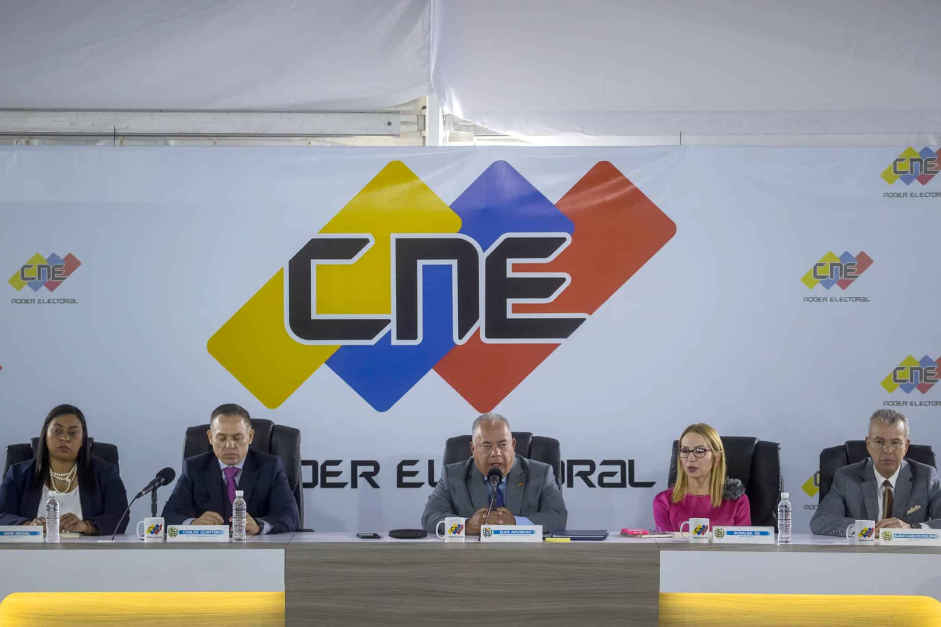 Fotografía de archivo en donde se ven, de izquierda a derecha, los miembros de la directiva del Consejo Nacional Electoral (CNE), Aime Nogal, Carlos Quintero, Elvis Amoroso, Rosalba Gil y Juan Carlos Delpino, en Caracas (Venezuela). EFE/ Miguel Gutiérrez