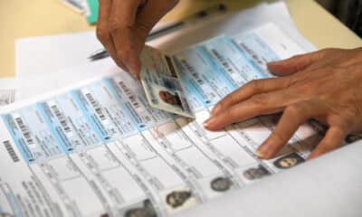 Fotografía de archivo del 13 de agosto de 2023 de un jurado de mesa que verifica la identificación de una persona durante las elecciones Primarias, Abiertas, Simultáneas y Obligatorias (PASO), en la Escuela Normal Superior Número 3 Bernardino Rivadavia en el barrio de San Telmo, en Buenos Aires (Argentina). EFE/Enrique García Medina