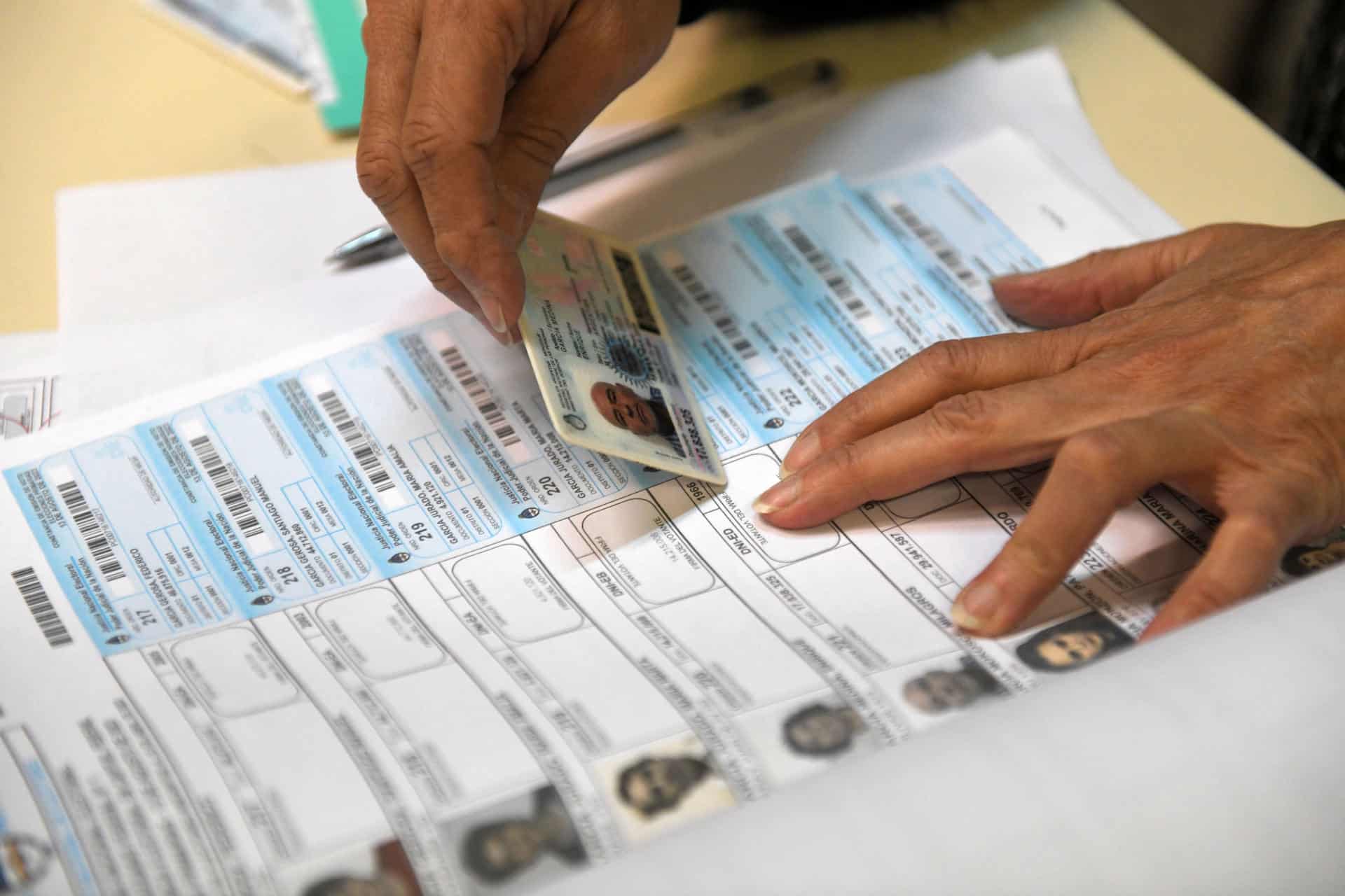 Fotografía de archivo del 13 de agosto de 2023 de un jurado de mesa que verifica la identificación de una persona durante las elecciones Primarias, Abiertas, Simultáneas y Obligatorias (PASO), en la Escuela Normal Superior Número 3 Bernardino Rivadavia en el barrio de San Telmo, en Buenos Aires (Argentina). EFE/Enrique García Medina