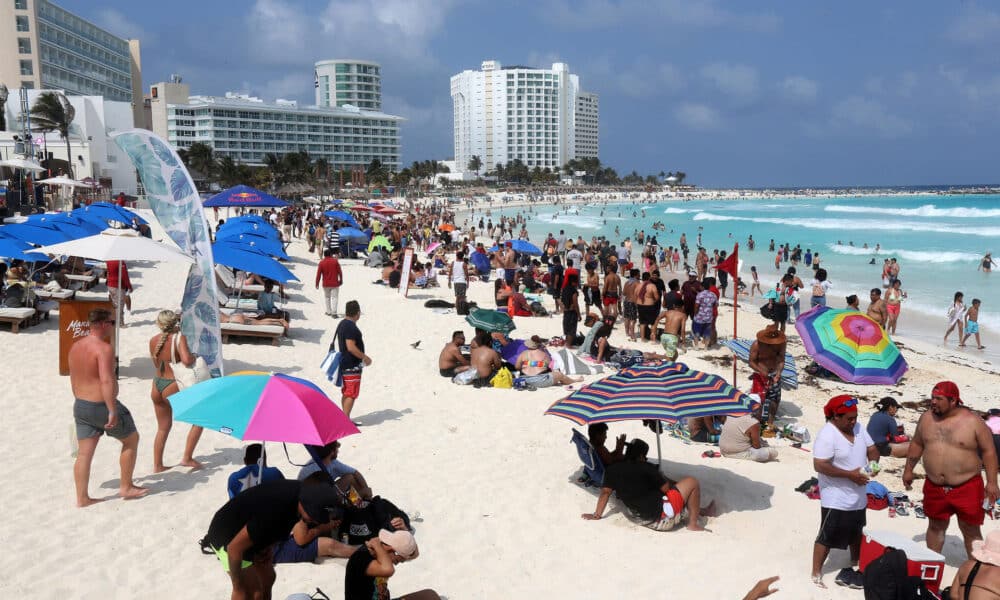 Fotografía de archivo fechada el 28 de abril de 2024 que muestra turistas en una playa en el balneario mexicano de Cancún en Quintana Roo (México). EFE/Alonso Cupul