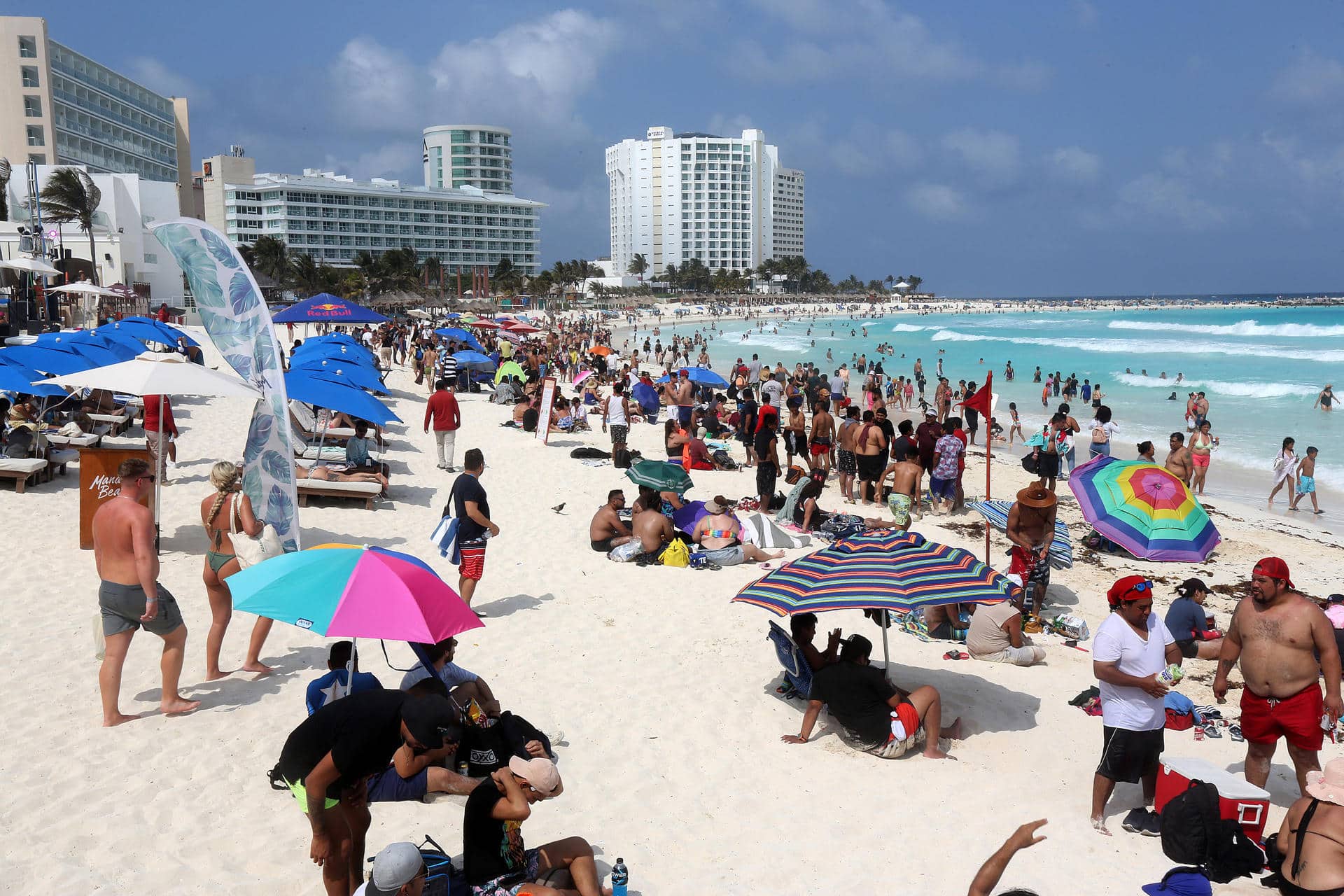 Fotografía de archivo fechada el 28 de abril de 2024 que muestra turistas en una playa en el balneario mexicano de Cancún en Quintana Roo (México). EFE/Alonso Cupul