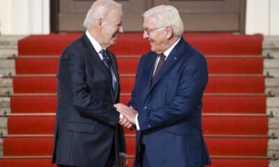 El presidente de EE.UU., Joe Biden, es recibido este viernes con honores militares en el Palacio de Bellevue por el presidente alemán, Frank-Walter Steinmeier. EFE/EPA/CLEMENS BILAN