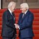 El presidente de EE.UU., Joe Biden, es recibido este viernes con honores militares en el Palacio de Bellevue por el presidente alemán, Frank-Walter Steinmeier. EFE/EPA/CLEMENS BILAN