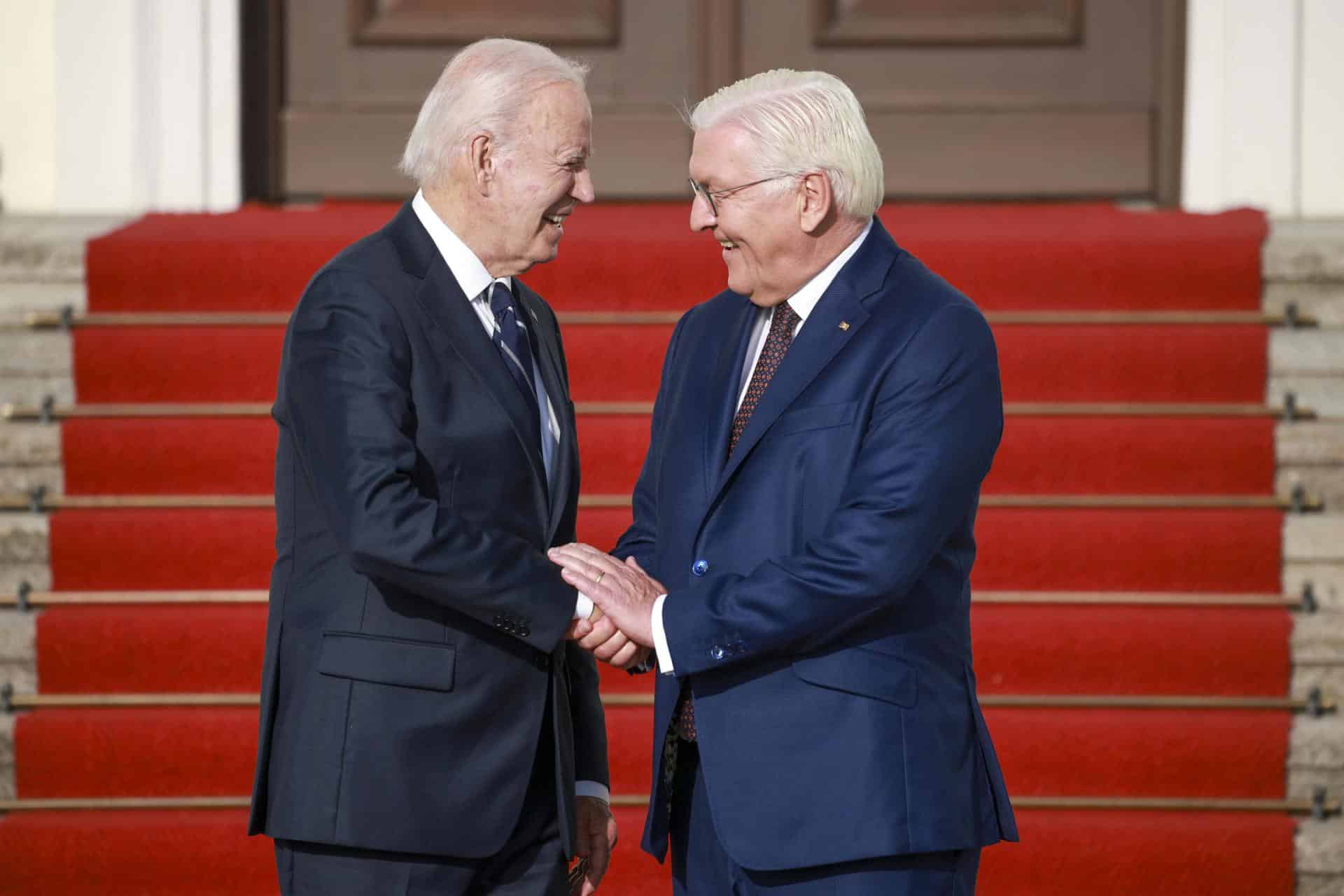 El presidente de EE.UU., Joe Biden, es recibido este viernes con honores militares en el Palacio de Bellevue por el presidente alemán, Frank-Walter Steinmeier. EFE/EPA/CLEMENS BILAN