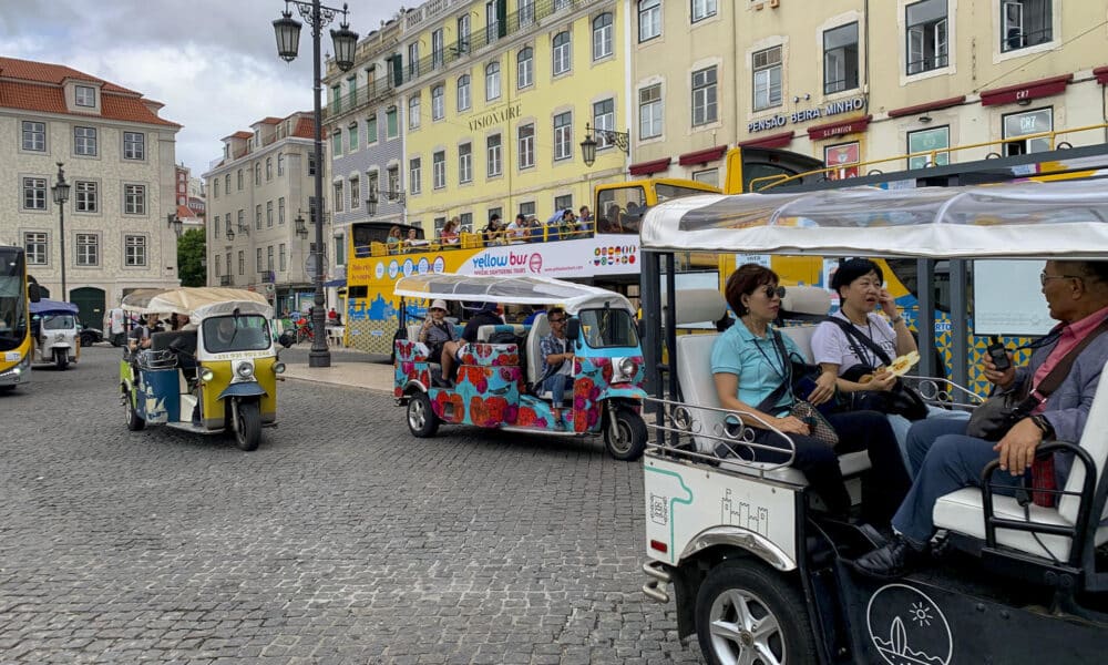 Lisboa no cuenta con una legislación para la circulación de los tuk tuks, cada vez más numerosos y concentrados en el centro histórico, lo que ha provocado que tanto residentes como los propios conductores de estos vehículos exijan medidas al Ayuntamiento, que continúa con reuniones en busca de una solución. EFE/ Rocío Muñoz Jiménez