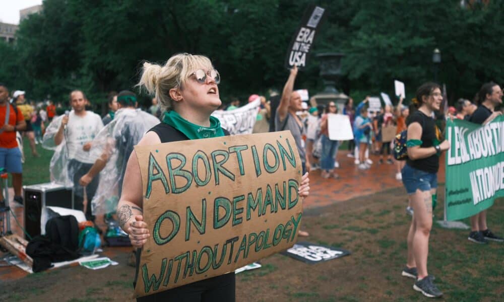 Fotografía de archivo de personas protestando frente a la Casa Blanca para defender el aborto legal, en Washington (EE.UU). EFE/ Jorge Dastis