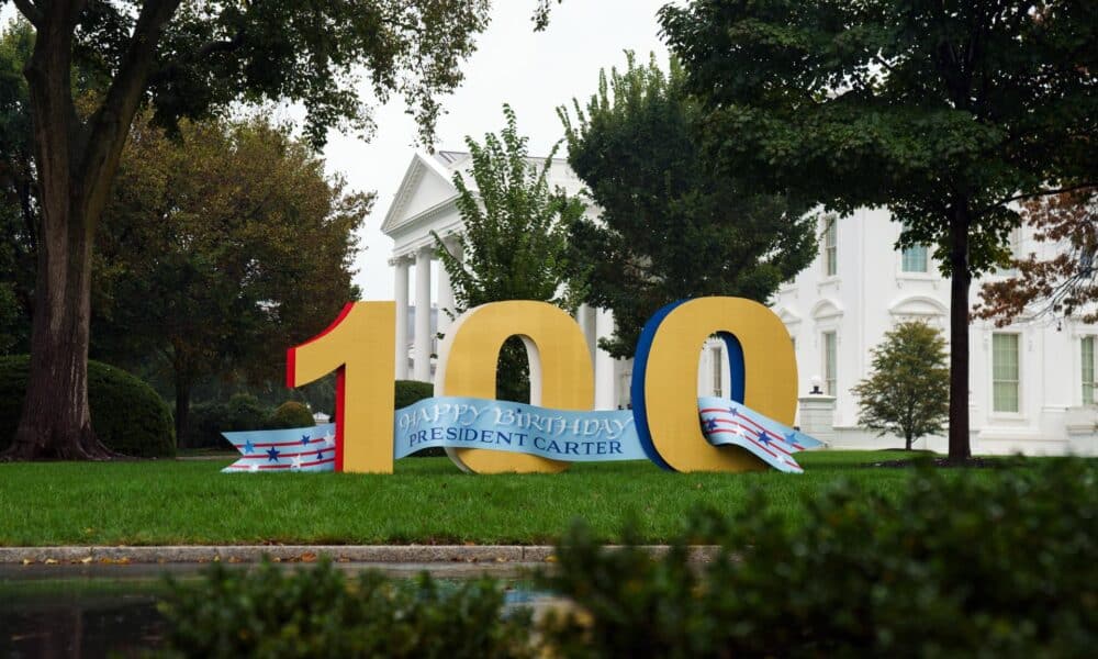 Un cartel que comenta el centenario del cumpleaños del expresidente estadounidense Jimmy Carter, en el jardín norte de la Casa Blanca, Washington, DC, EE. UU., 1 de octubre de 2024.EFE/EPA/Will Oliver