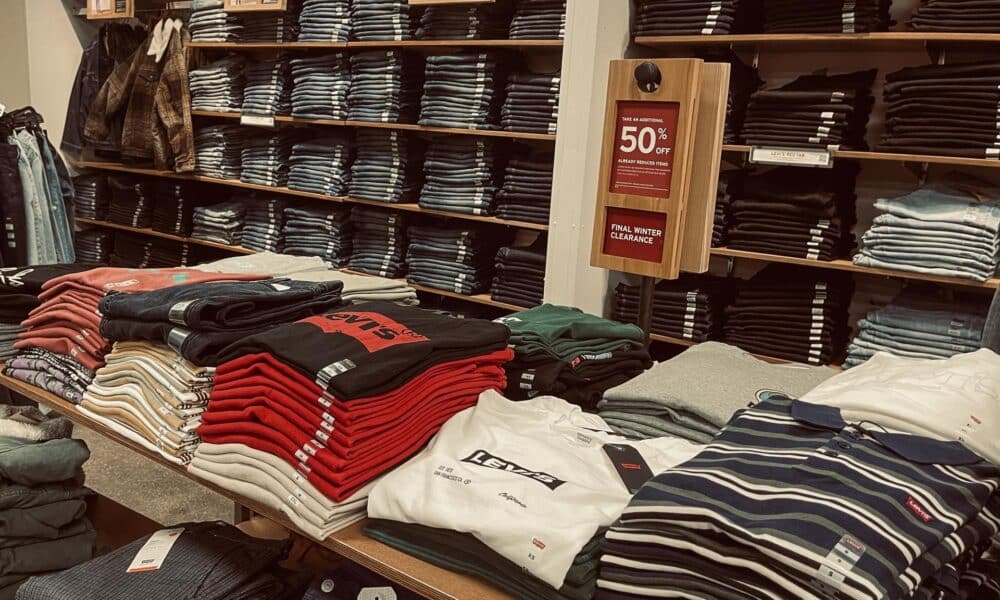 Fotografía de archivo de camisetas en exhibición junto a un estante de pantalones en una tienda Levi's Outlet en Gurnee, Illinois, EE.UU., el 25 de enero de 2022. EFE/EPA/Tannen Maury