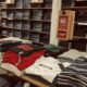 Fotografía de archivo de camisetas en exhibición junto a un estante de pantalones en una tienda Levi's Outlet en Gurnee, Illinois, EE.UU., el 25 de enero de 2022. EFE/EPA/Tannen Maury