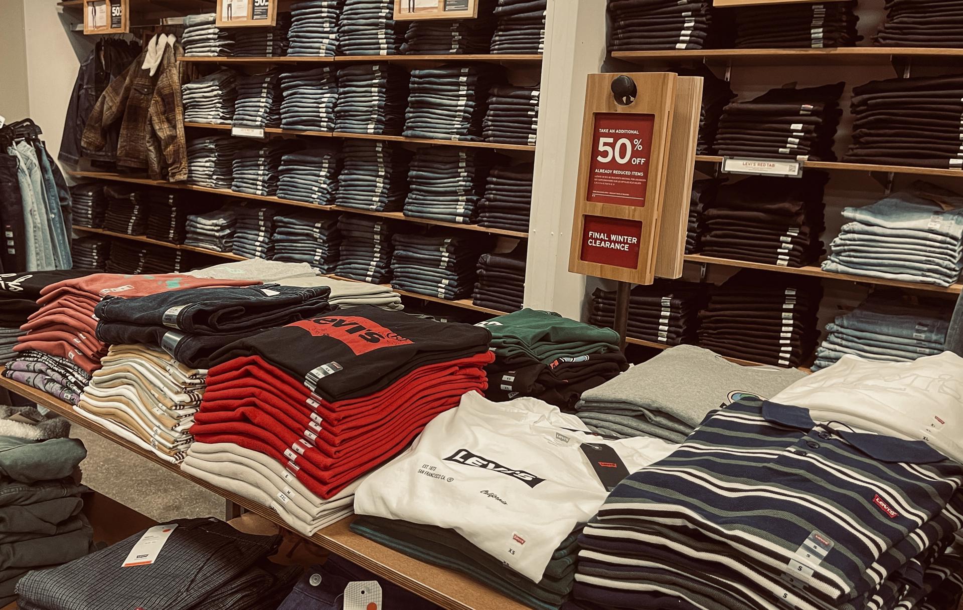 Fotografía de archivo de camisetas en exhibición junto a un estante de pantalones en una tienda Levi's Outlet en Gurnee, Illinois, EE.UU., el 25 de enero de 2022. EFE/EPA/Tannen Maury