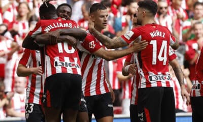 El delantero del Athletic Club Iñaki Williams (izda, detrás) es felicitado por su hermano, el también delantero Nico Williams (izda, delante) después de marcar el 2-0 ante el Espanyol, este sábado en el estadio de San Mamés en Bilbao. EFE/ Miguel Toña