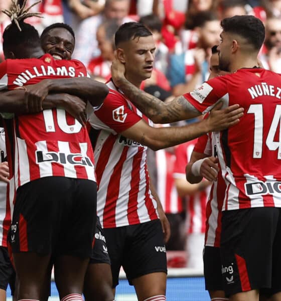 El delantero del Athletic Club Iñaki Williams (izda, detrás) es felicitado por su hermano, el también delantero Nico Williams (izda, delante) después de marcar el 2-0 ante el Espanyol, este sábado en el estadio de San Mamés en Bilbao. EFE/ Miguel Toña