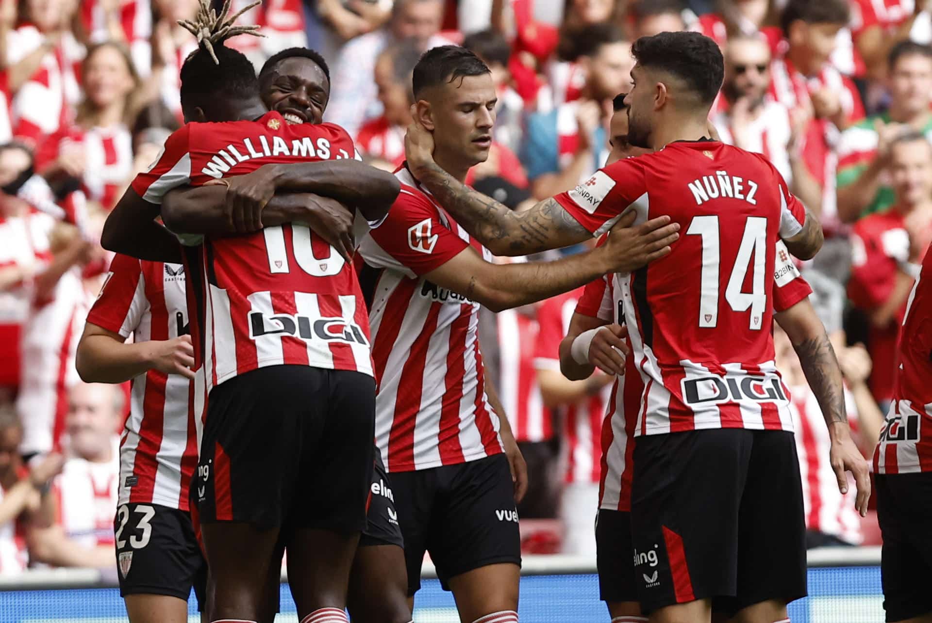 El delantero del Athletic Club Iñaki Williams (izda, detrás) es felicitado por su hermano, el también delantero Nico Williams (izda, delante) después de marcar el 2-0 ante el Espanyol, este sábado en el estadio de San Mamés en Bilbao. EFE/ Miguel Toña