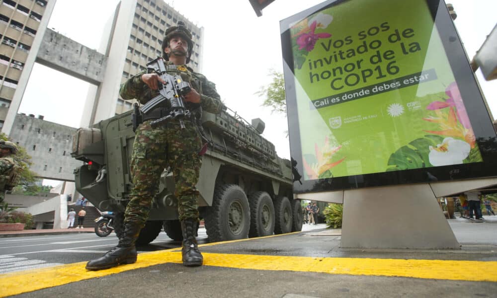 Fotografía del 10 de octubre de 2024 de un militar junto a un tanque blindado, en el centro de Cali (Colombia). EFE/ Ernesto Guzmán