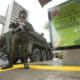 Fotografía del 10 de octubre de 2024 de un militar junto a un tanque blindado, en el centro de Cali (Colombia). EFE/ Ernesto Guzmán