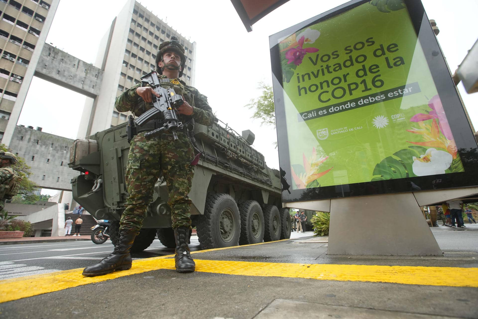 Fotografía del 10 de octubre de 2024 de un militar junto a un tanque blindado, en el centro de Cali (Colombia). EFE/ Ernesto Guzmán