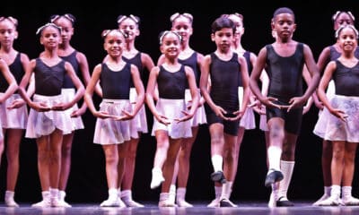 Bailarines se presentan este lunes durante el Festival Internacional de Ballet de La Habana Alicia Alonso, en La Habana (Cuba). EFE/ Ernesto Mastrascusa