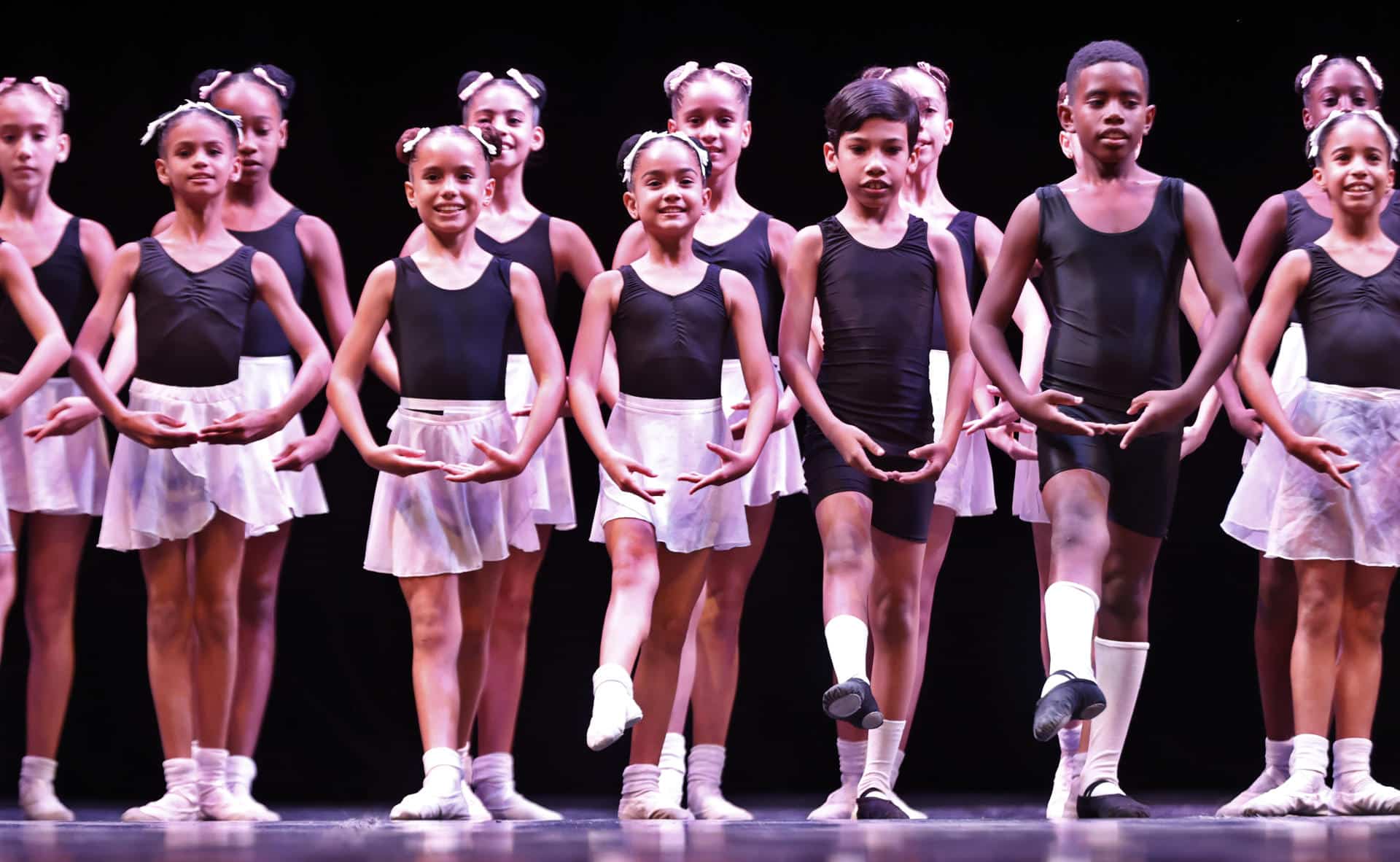 Bailarines se presentan este lunes durante el Festival Internacional de Ballet de La Habana Alicia Alonso, en La Habana (Cuba). EFE/ Ernesto Mastrascusa