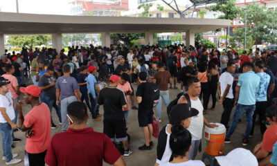 Migrantes permanecen en las principales plazas públicas este viernes, en el municipio de Tapachula en Chiapas (México). EFE/Juan Manuel Blanco