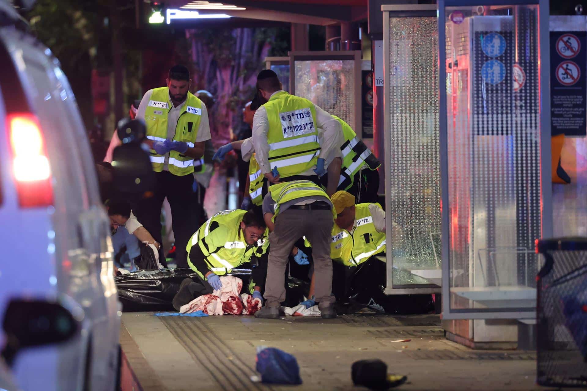 Forenses israelíes inspeccionan el lugar del tiroteo de anoche, el 1 de octubre de 2024, en Tel Aviv. EFE/EPA/ABIR SULTÁN