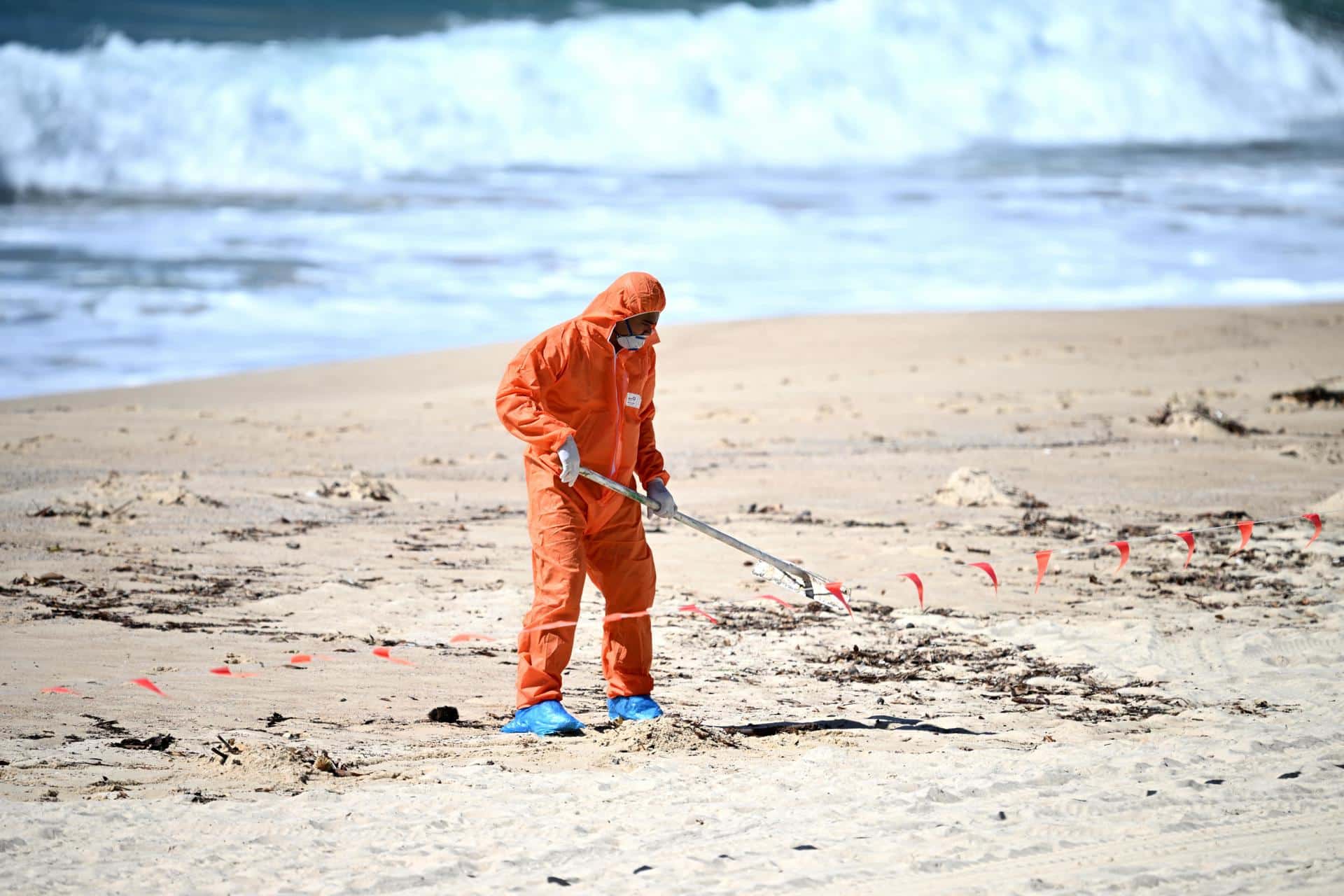 Equipos de limpieza en la playa de Coogee, en Sídney.
EFE/EPA/DAN HIMBRECHTS NO ARCHIVING AUSTRALIA AND NEW ZEALAND OUT