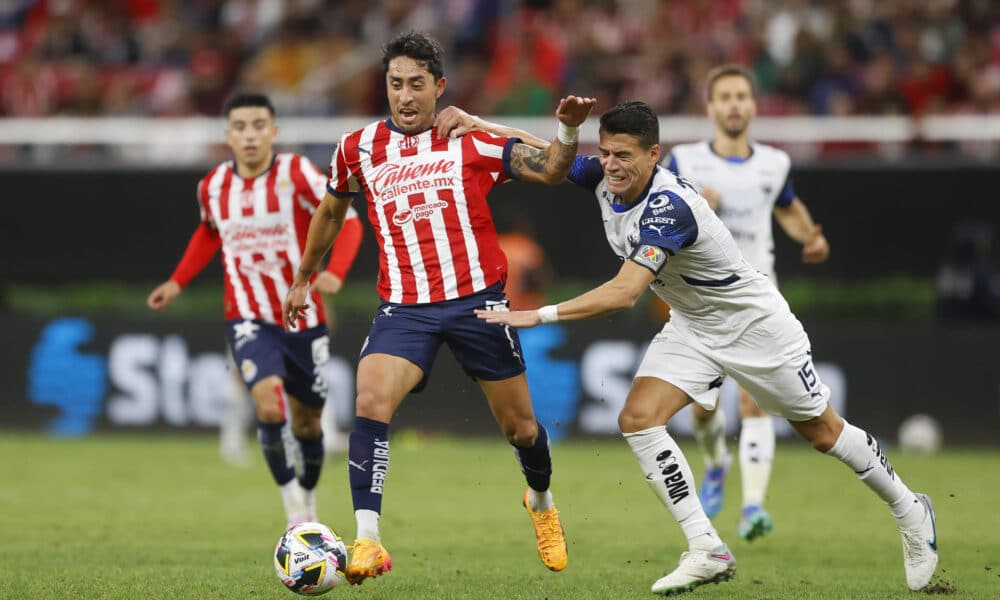 Imagen de archivo de Omar Govea (i) del Guadalajara quien disputa un balón con Héctor Moreno (d) del Monterrey. EFE/Francisco Guasco