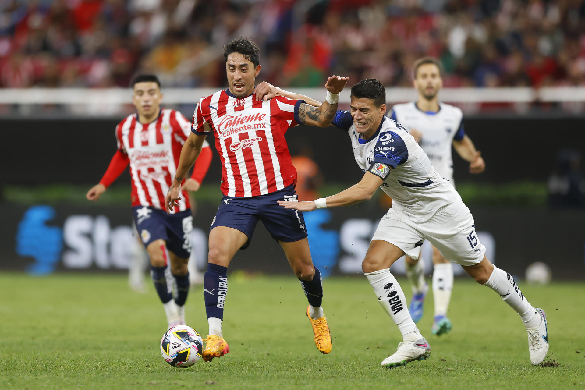 Imagen de archivo de Omar Govea (i) del Guadalajara quien disputa un balón con Héctor Moreno (d) del Monterrey. EFE/Francisco Guasco