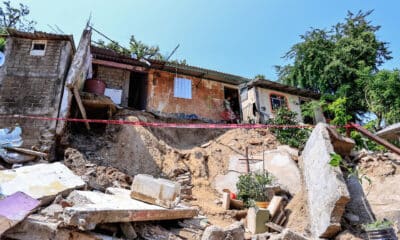 Fotografía aérea del 16 de octubre de 2024 de casas afectadas en colonia Ampliación Libertad, tras el paso del huracán 'John', en el balneario de Acapulco en el estado de Guerrero (México). EFE/David Guzmán