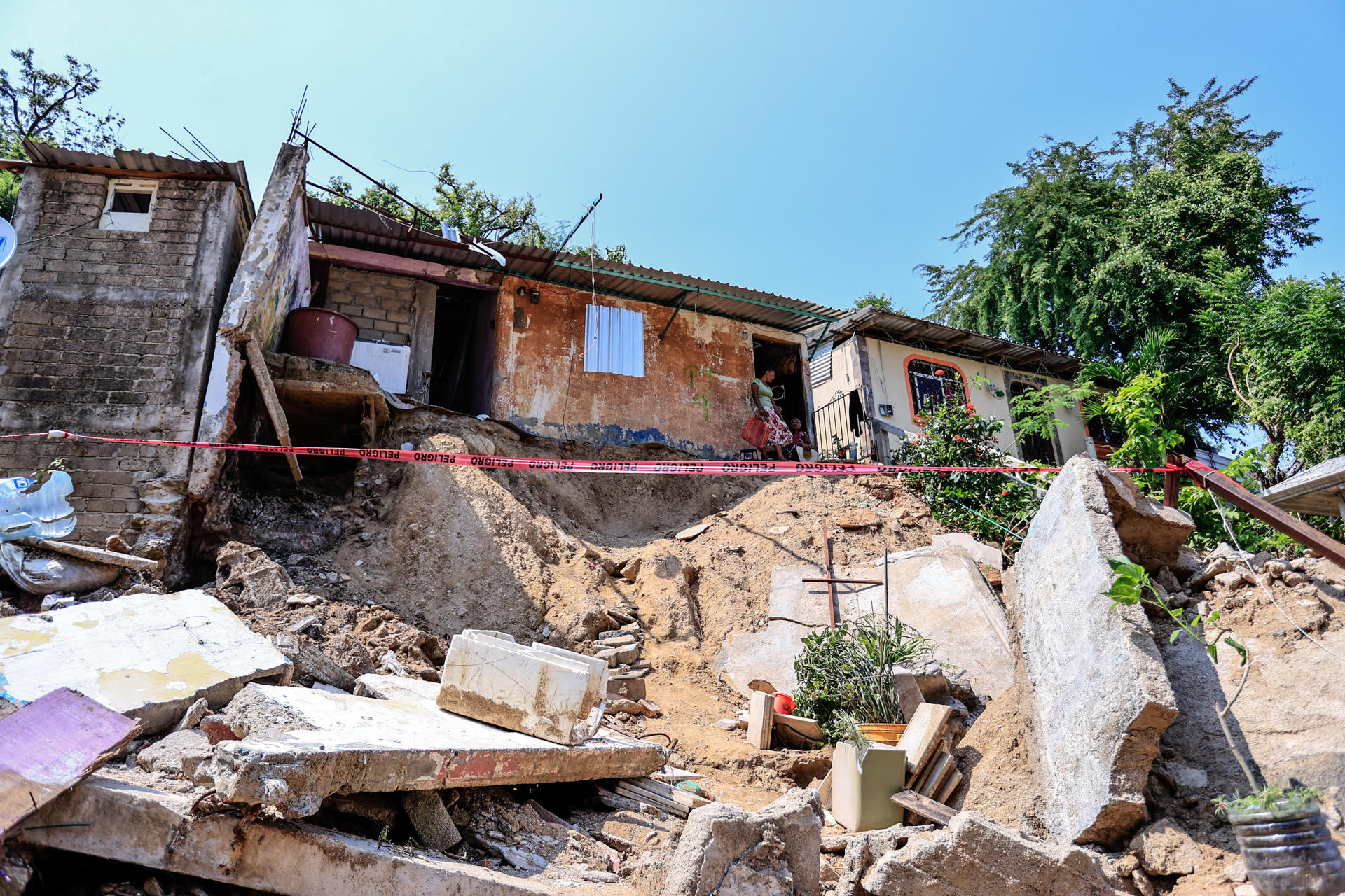 Fotografía aérea del 16 de octubre de 2024 de casas afectadas en colonia Ampliación Libertad, tras el paso del huracán 'John', en el balneario de Acapulco en el estado de Guerrero (México). EFE/David Guzmán