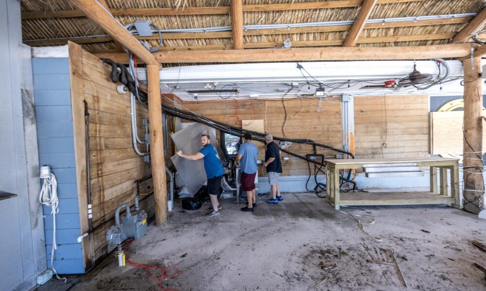 La gente comprueba si hay daños en el exterior de su propiedad después del paso del huracán Milton en Siesta Key, Florida, EE. UU., el 10 de octubre de 2024. EFE/EPA/Cristobal Herrera-Ulashkevich